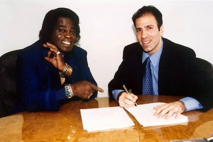 Luego de los bonos Bowie, Pullman trabajó en una emisión similar con James Brown