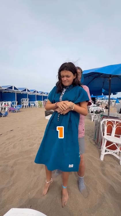 Luego de los cinco golpes en la espalda, hay que presionar hacia adentro y hacia arriba con el puo sobre el ombligo