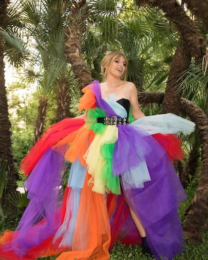 Luego de manifestar opiniones contra la comunidad gay, Alessandra Mussolini cambió radicalmente su postura y ahora es una defensora de los derechos LGBTQ+ y se fotografío con los colores del orgullo