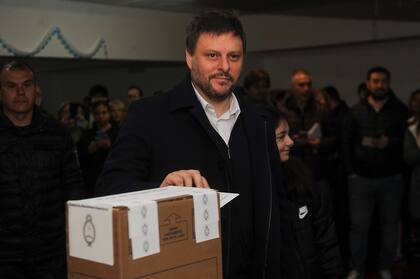 Luego de media hora de espera, el precandidato a jefe de Gobierno de UxP Leandro Santoro, pudo emitir su voto en una escuela en el barrio porteño de San Cristóbal.