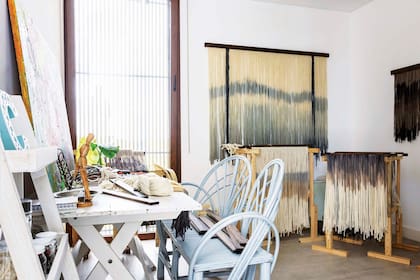 Luego de meses trabajando en el piso de la galería, Clara decidió transformar este cuarto vacío en taller y showroom de su marca de tapices, Hachez.