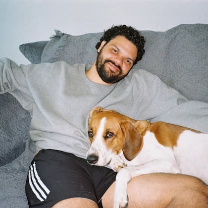 Luego de no pasar el examen para estudiar medicina, estudió Comunicación Social y comenzó a hacer teatro: ahí conoció a Shakti