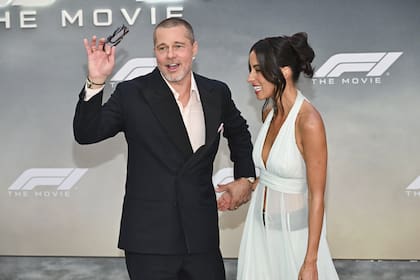 Luego de ocho años de batalla legal y con el divorcio de Angelina Jolie por fin resuelto, Brad Pitt se dejó ver mucho más liviano y animado. Así se mostró en el estreno mundial de su último film junto a su novia, Inés de Ramón. La pareja fue el centro de atención de la premier de F1: la película, el gran evento que se llevó a cabo anoche en el Times Square de Nueva York. Los tortolitos sorprendieron a todos con sus gestos de complicidad y no se soltaron la mano en toda la velada