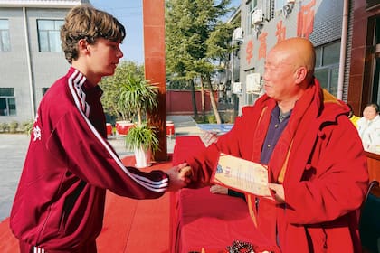Luego de pasar el examen, el nieto del último zar de Bulgaria recibió su diploma de la mano del gran maestro Wang Hengying. En el documento figura el nombre chino que le pusieron los maestros Shaolin: Si Miao Tian, que en español significa ‘gran discípulo de Buda del magnífico cielo’