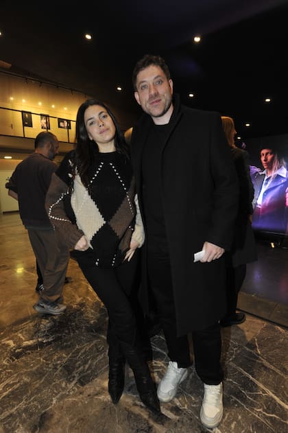 Luego de presentar Casa, su último álbum, la cantante y actriz Natalie Pérez asistió a la función de prensa de Invasiones I junto a su novio, el productor teatral Tomás Rottemberg