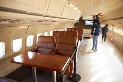 Luego de prestar servicio para Aerolíneas Argentinas, el avión, denominado "Tucumán", fue acondicionado para transportar al presidente Carlos Saúl Menem