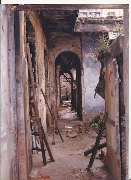 Luego de que los Miguens abandonaran la casona durante la fiebre amarilla, funcionó un conventillo en el que vivieron muchas familias. Los arqueólogos estimaron que la casa tenía 23 habitaciones, una cocina y dos baños y que data de 1830.