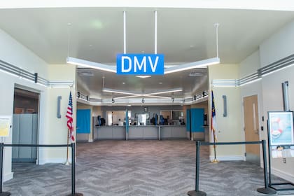 Luego de que Ron DeSantis firme la ley, el DMV incluirá el estatus de ciudadanía en las licencias de conducir