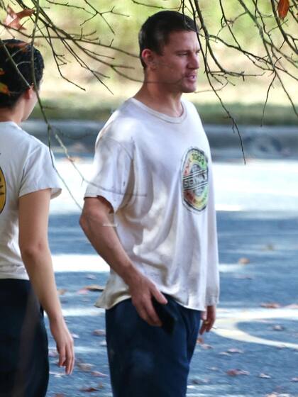 Luego de que se confirmara su separación de Zoë Kravitz, Channing Tatum se mostró públicamente por primera vez en Gastonia, Carolina del Norte, mientras fumaba un cigarrillo y hablaba por teléfono en una terraza y luego caminando, algo tenso por la presencia de los paparazzi, por las calles de la ciudad