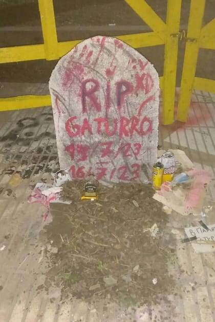 Luego de que se llevaron la estatua de Gaturro, alguien improvisó una lápida como para sentenciar que el personaje había muerto