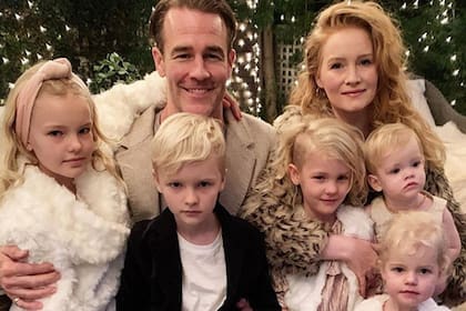 James Van Der Beek y su mujer, Kimberly, junto a cinco de sus seis hijos
