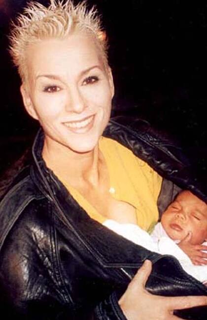 Luego de quedar en quiebra, se mudó a Seattle con su tercer hijo, un bebé adoptado como madre soltera