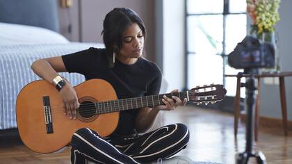 Luego de quedarse sin trabajo Loidi recibió de regalo de cumpleaños una guitarra y, poco a poco, comenzó a “reencontrarse con su primer amor”: la música