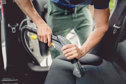 Luego de quitar los residuos es necesario aspirar el auto