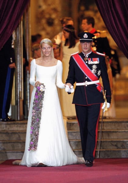 Luego de resistir los embates de la prensa y la parte más conservadora de la sociedad noruega, el príncipe heredero Haakon se casó con Mette-Marit, el 25 de agosto de 2001, en la Catedral de Oslo.