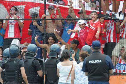 Luego de romper el tejido olímpico, los hinchas de Unión quedaron cara a cara con la policía