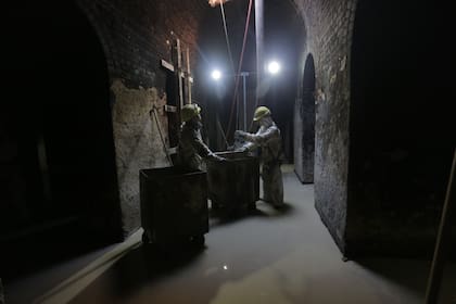 Luego de sacarlos los vacían y vuelven a bajar, uno a uno, los carros para repetir el proceso que demanda varias semanas