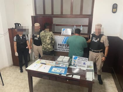 Luego de ser detenidos, los sospechosos fueron trasladados a la prefectura de la ciudad de Barranqueras, al sudoeste de la provincia