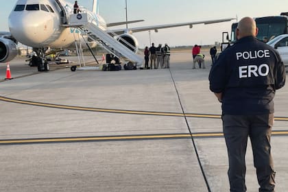 Luego de ser liberado, el héroe de guerra de EE.UU. tenía una orden de deportación por su situación irregular y por haber sido condenado