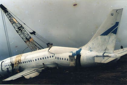 Luego de ser retirado por una grúa, el avión fue pintado de blanco. Los directivos de Aerolíneas Argentinas siguieron una norma internacional que sugiere tapar el nombre de la marca para así poder proteger la imagen de la empresa.