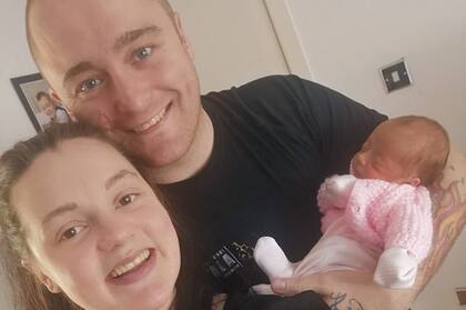 Luego de superar el COvid-19, la pequeña Peyton llegó al hogar junnto a sus padres