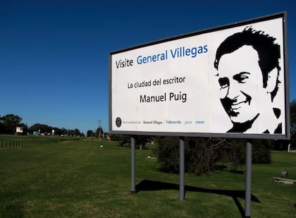 Luego de tantos desencuentros, General Villegas se presenta ante el mundo, orgullosa, como "la ciudad del escritor Manuel Puig".