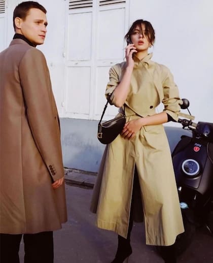 Luego de tres años de relación con el modelo ítalo-francés Luca Salandra, Deva volvió a apostar al amor: a fines del año pasado subió fotos a su cuenta de Instagram junto con el actor italiano Saul Nanni. Este año, en el desfile Dior Alta Costura primavera verano 2024, en el museo Rodin, en París, se mostraron por primera vez juntos... y con outfits en completa sintonía. Ella, increíble, con un trench beige y una icónica Saddle bag, de Dior.