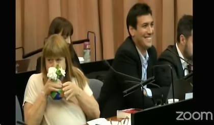 Luego de un intercambio con el tribunal, la fiscal Gabriela Baigún comenzó a llevar jazmines a las audiencias, para olerlos y así mantener los ánimos calmos