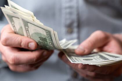 Luego de una jornada con una cotización estable, el dólar blue sube un peso y se coloca para la venta en $293