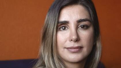 Luego de una operación en Italia, Elahe tiene ahora un ojo de cristal.