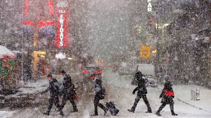 Peatones caminando por Times Square
