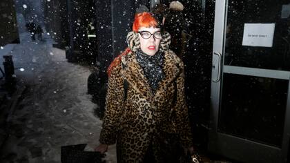 Una mujer que trabaja en la Semana de la Moda hace su camino a la sede a través de la nieve en Nueva York