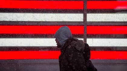 Un hombre camina por el Times Square