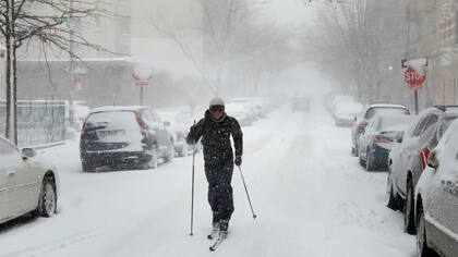 Un hombre utiliza esquís de fondo para viajar por una calle en el distrito de Brooklyn