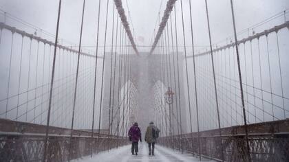 La gente camina en el puente de Brooklyn