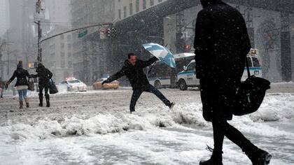 Luego de varios días de bajas temperaturas, Nueva York espera recibir hasta 30 centímetros de nieve.
