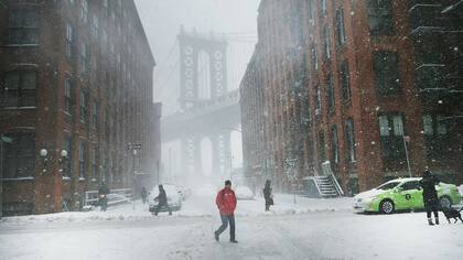 Los peatones caminan en la nieve y el viento en Brooklyn