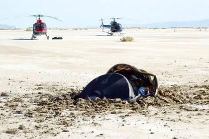Luego del accidentado aterrizaje, la cápsula de la nave espacial Génesis quedó semienterrada en el desierto de Utah