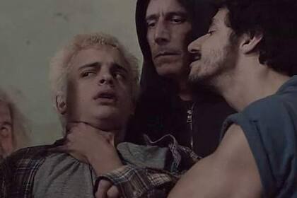 Luego del asesinato de su padre, Cristian "Moco" queda sin la protección de los Borges.