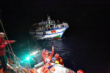"Luego del encuentro con el barco seguimos las indicaciones de protocolo de salvamento para calmar a la gente, darles chalecos salvavidas y acompañarnos en su barca hasta la zona de Salvamento y Rescate de Italia" relatan los voluntarios