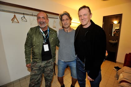 Luego del estreno, Alejandro Fiore pasó por el camarín de la sala teatral para saludar y felicitar a sus compañeros de Los simuladores. El cuarto integrante del querido grupo de especialistas en resolver problemas, Martín Seefeld, no estuvo presente