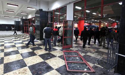 Luego del final del partido, continuaron los destrozos en el estadio y en el barrio de Núñez