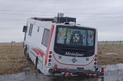 Luego del impacto, una parte del motorhome quedó sumergido en un charco de agua