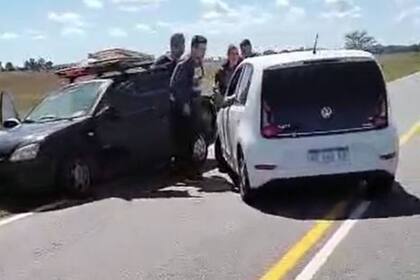 Luego del incidente hubo una discusión entre los conductores del vehículo que salió de la fila y se puso a contramano y el que venía de frente