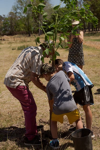 Luego del paseo, invitaron a los propietarios a plantar árboles nativos como el Ceibo nacional.