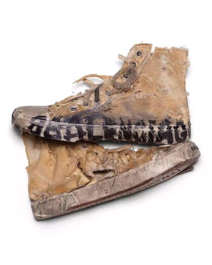 Luego del revuelo que causó el lanzamiento de las zapatillas, la firma comunicó que la campaña buscaba reflejar que el nuevo ítem estaba destinado a ser usado durante toda la vida