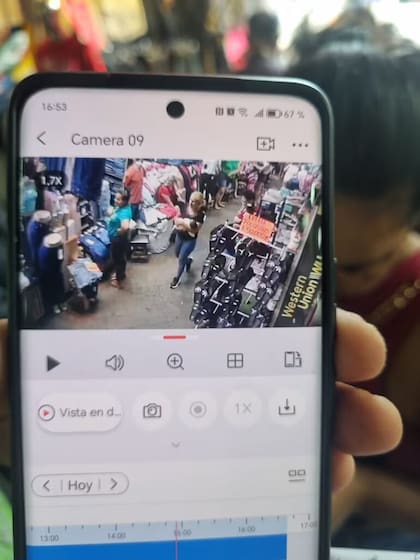 Luego del robo, la argentina compró ropa en el Mercado 4 para la bebé (Créditos: ABC color)