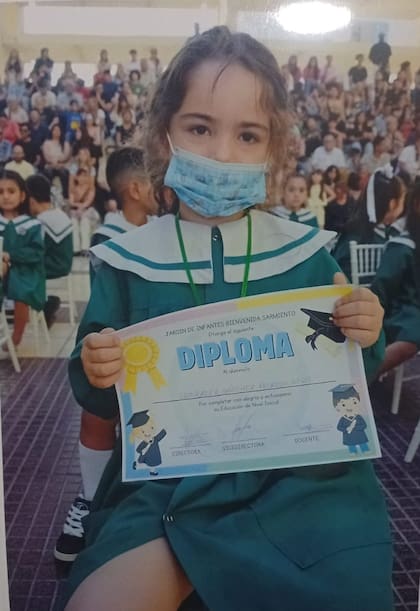 Luego del tratamiento que recibió en el Hospital Garrahan, que redujo de forma milagrosa el tumor encefálico, Micaela pudo regresar a San Juan y hasta "recibirse" de la sala de cinco años; el año próximo comenzará primer grado