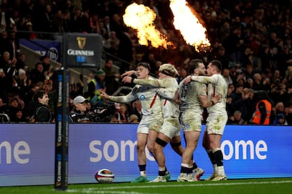 Luego del try de Tommy Freeman (izq.), la selección inglesa celebra junto a sus hinchas en el triunfo amplio ante Gales en Twickenham