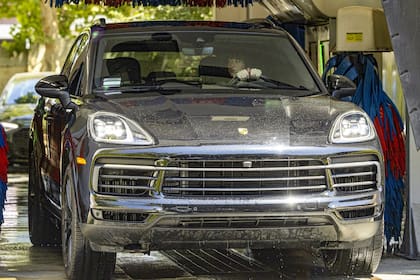 Luego, la actriz de Cincuenta sombras de Grey fue a lavar su camioneta en la ciudad de Calabasas